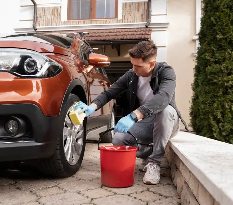 Lavage auto à domicile La Brée-les-Bains : professionnel intervenant sur un véhicule